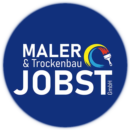 Logo der Maler & Trockenbau Jobst GmbH, mit dem Text in Weiß auf blauem Hintergrund und einem Pinsel mit bunten Pinselstrichen über dem „T“. Das Design integriert Maler & Trockenbau Jobst subtil und präsentiert deren umfassendes Leistungsangebot. Maler & Trockenbau Jobst Lindau